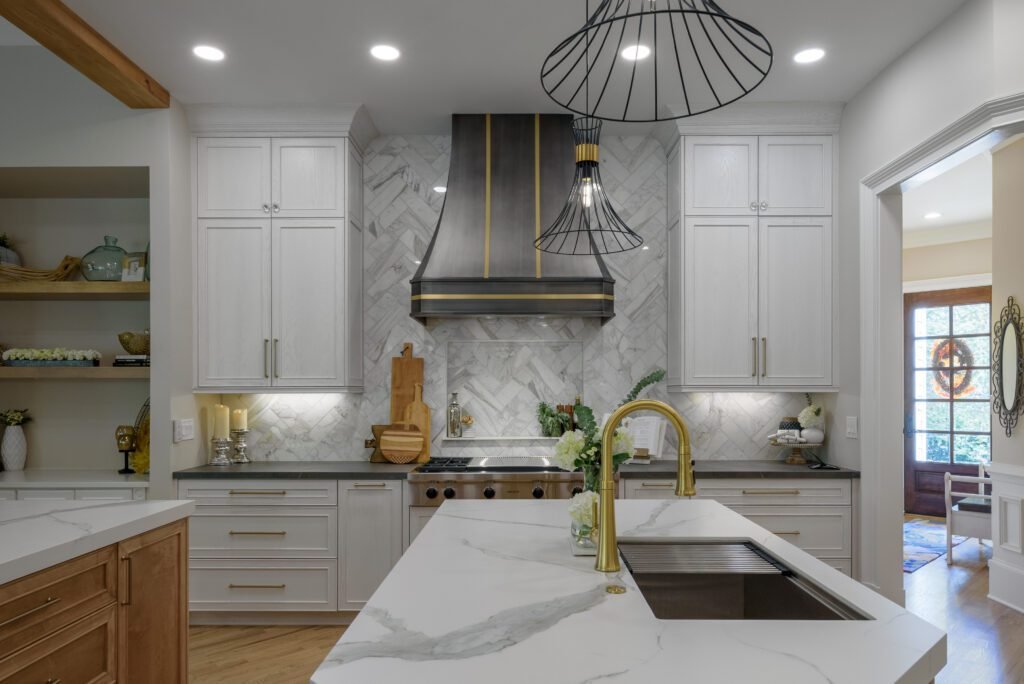 Porcelain countertop kitchen Pietra Grey and Calacatta Michelangelo from Laminam